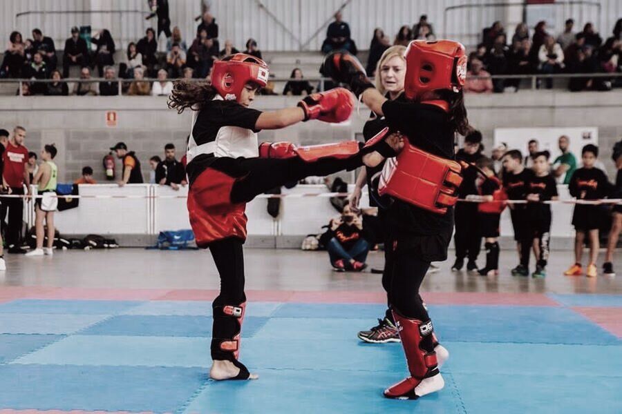 Competición de kickboxing infantil