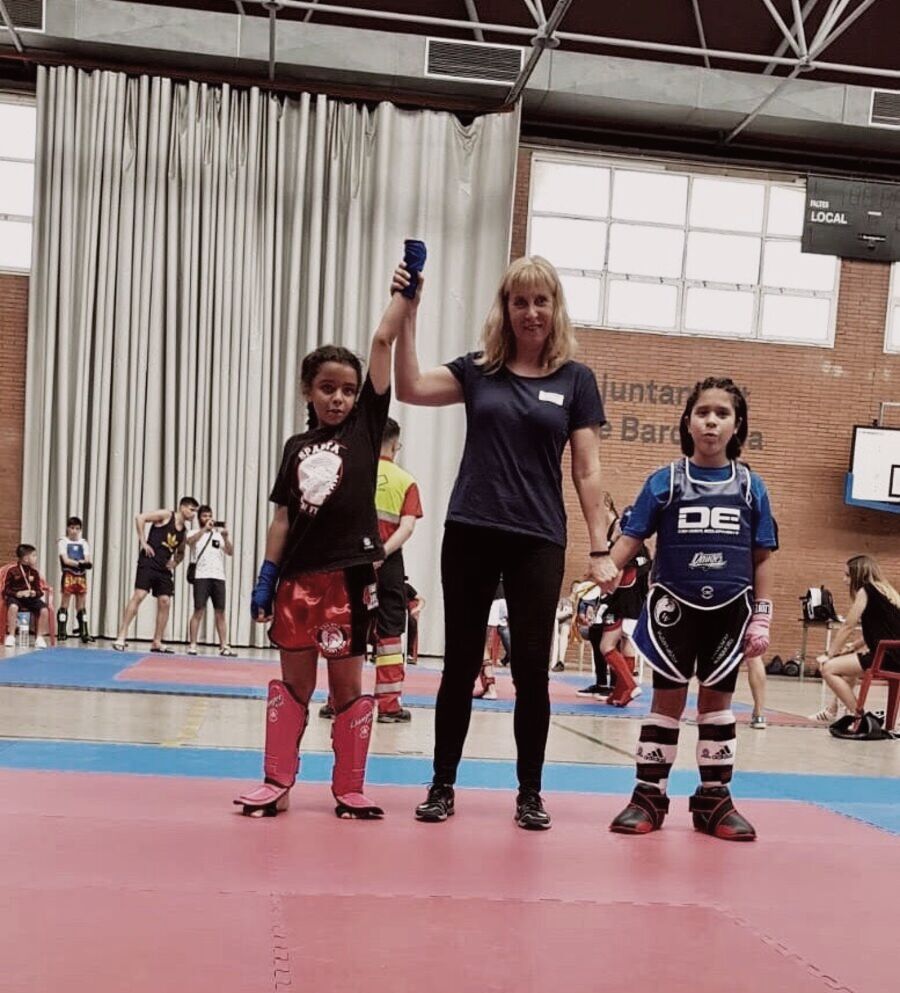 Jóvenes competidores de kickboxing