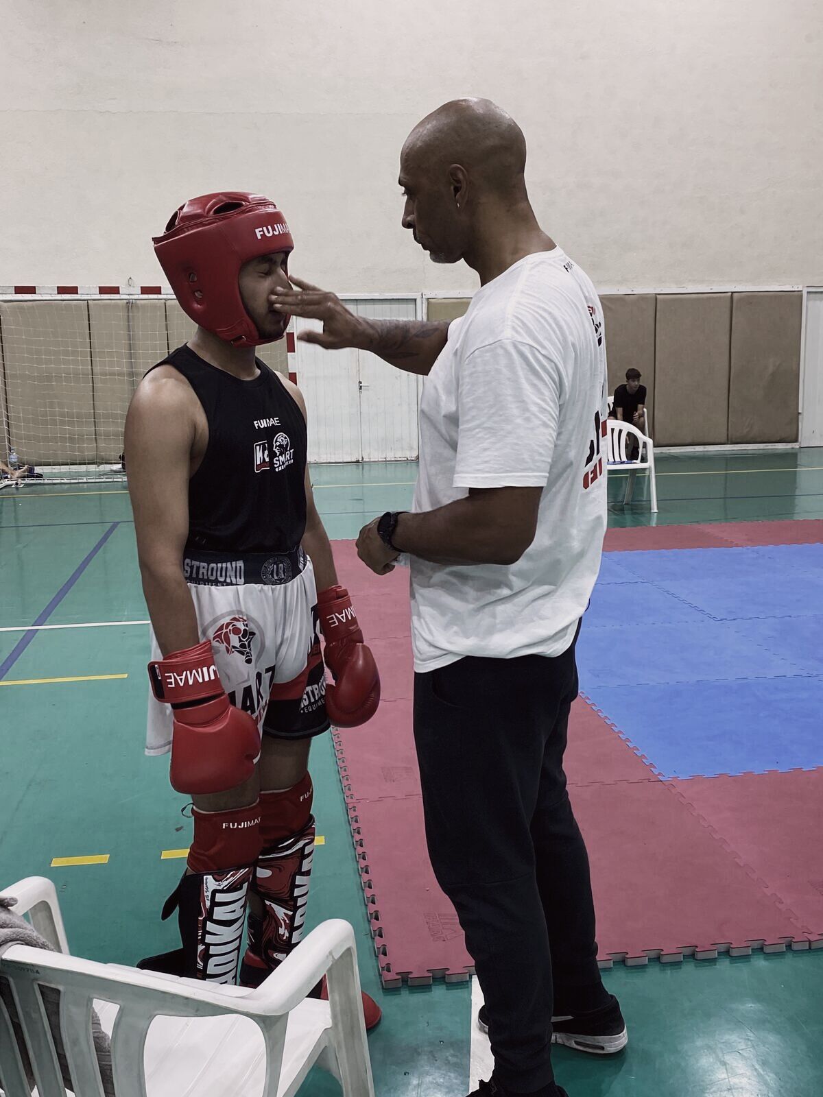 Corrección técnica a un alumno durante el entrenamiento